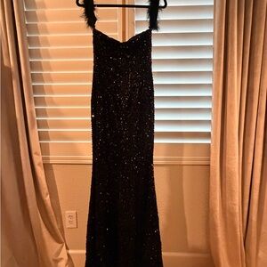Elegant off the shoulder feather straps, stretchy sequin dress
